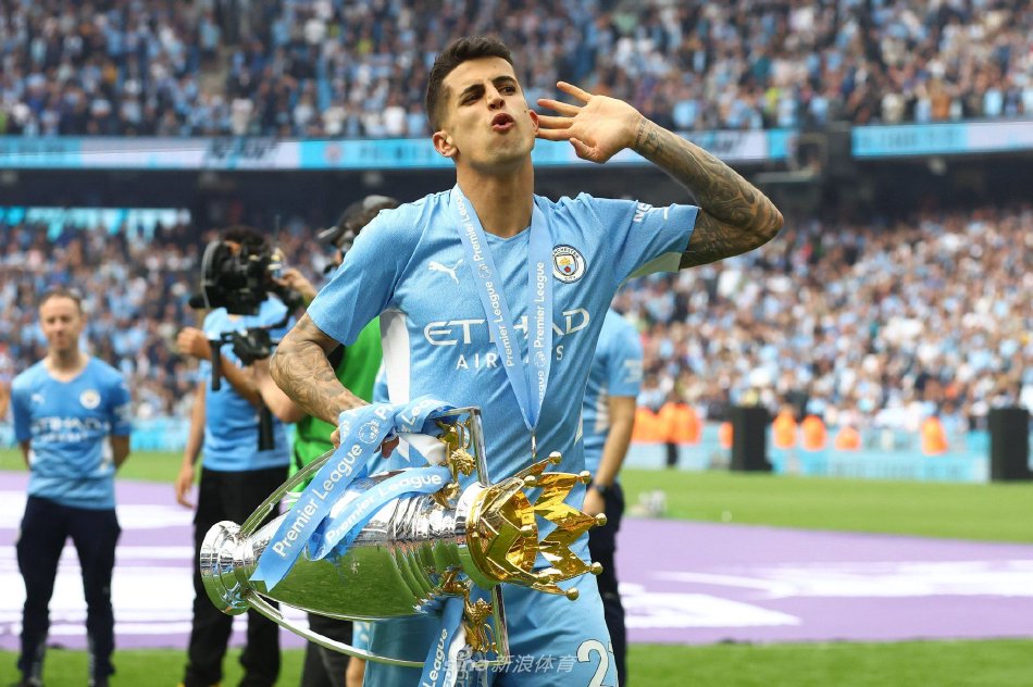 当地媒体采 当地媒体采