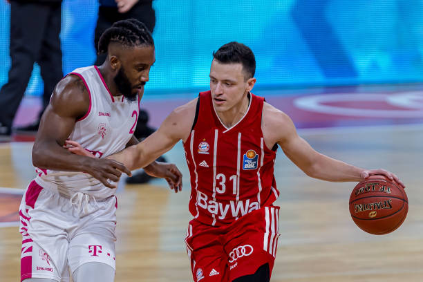 玉宁负责牵 玉宁负责牵