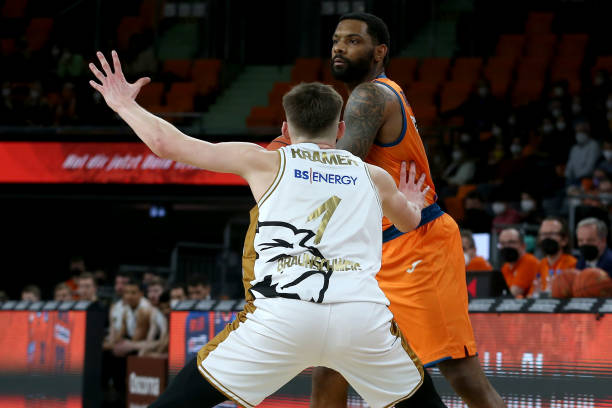 [欧冠]多特蒙德传球失误 德保罗断球射门得手.